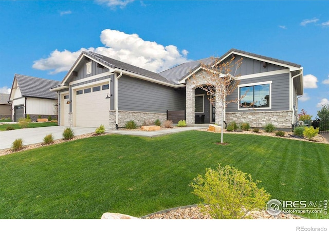 craftsman inspired home featuring a garage and a front yard