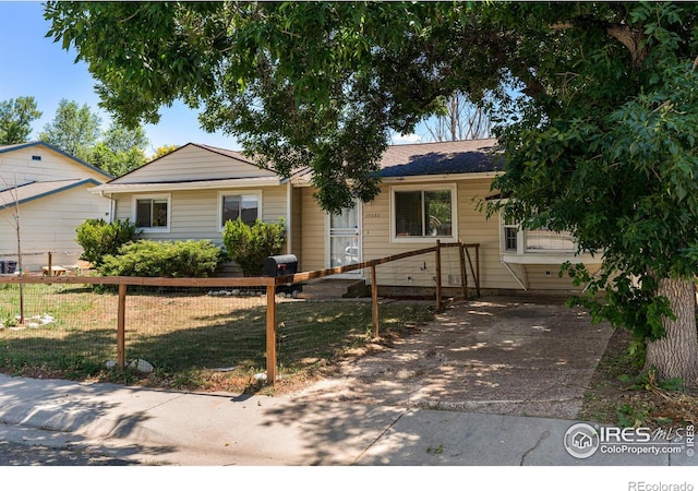 view of front of home featuring a front yard