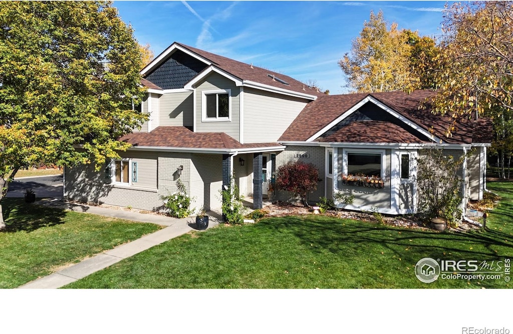 view of front of house featuring a front yard