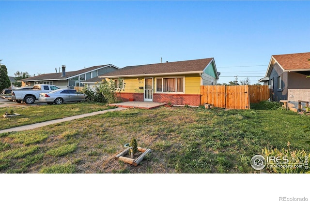 view of front of property featuring a front lawn