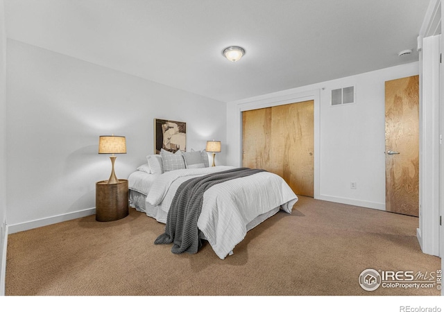 bedroom featuring carpet flooring and a closet