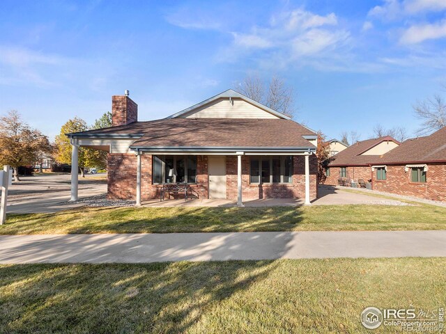 view of front of property featuring a front yard