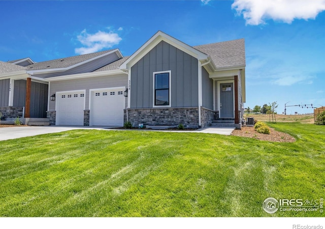 craftsman inspired home featuring a garage and a front yard