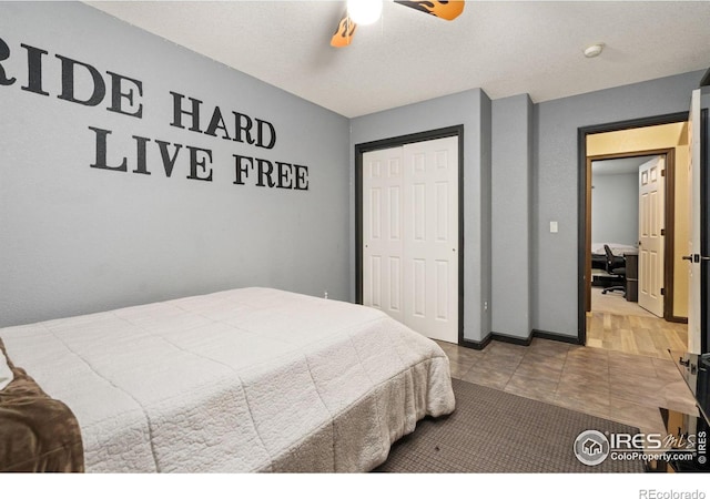 bedroom with ceiling fan, a textured ceiling, and a closet