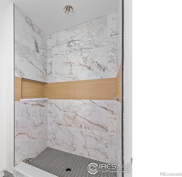 bathroom featuring tiled shower