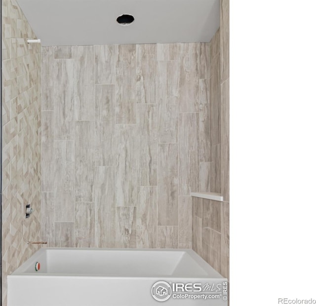 bathroom with tiled shower / bath