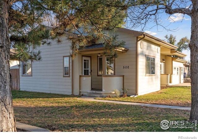 view of front of home featuring a front lawn