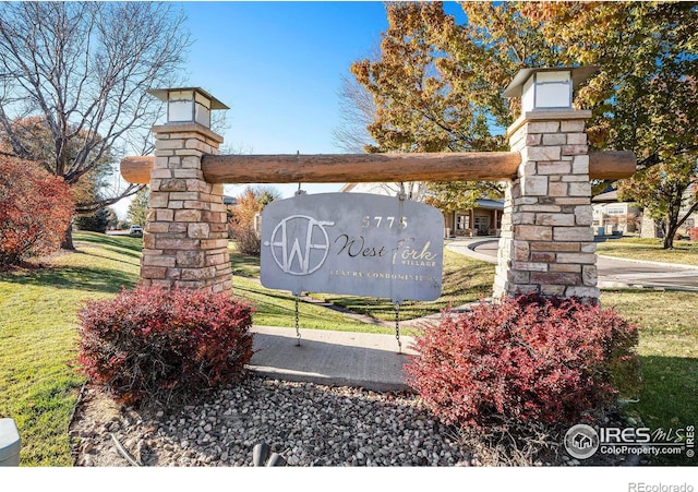 community / neighborhood sign with a lawn