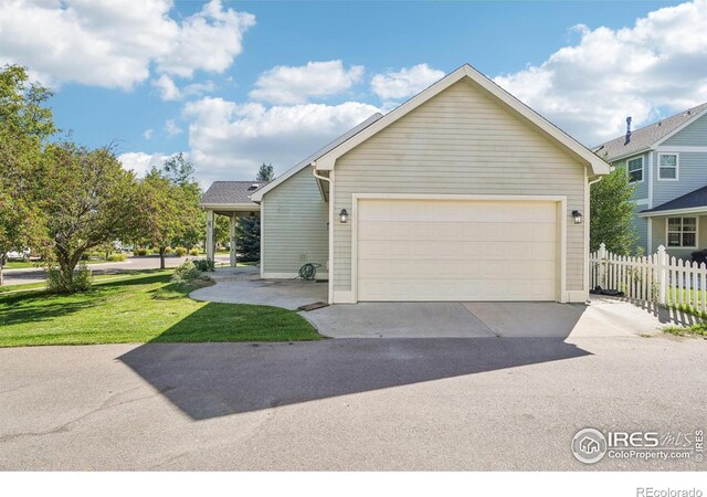 view of front facade featuring a garage and a front yard