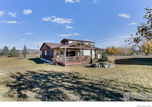 view of front of property featuring a front yard