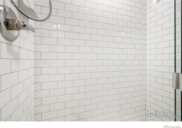 bathroom featuring a tile shower