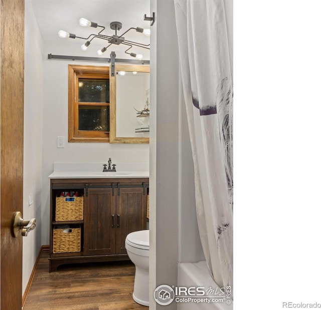 full bathroom featuring shower / bath combo with shower curtain, vanity, wood-type flooring, and toilet