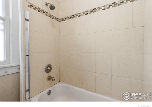 bathroom featuring tiled shower / bath combo