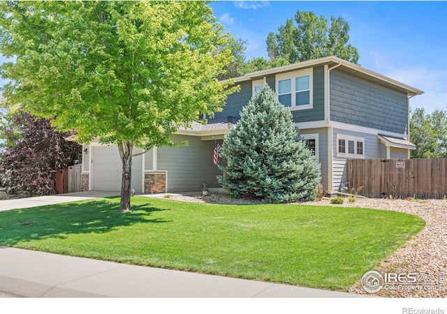 view of front of property featuring a front yard