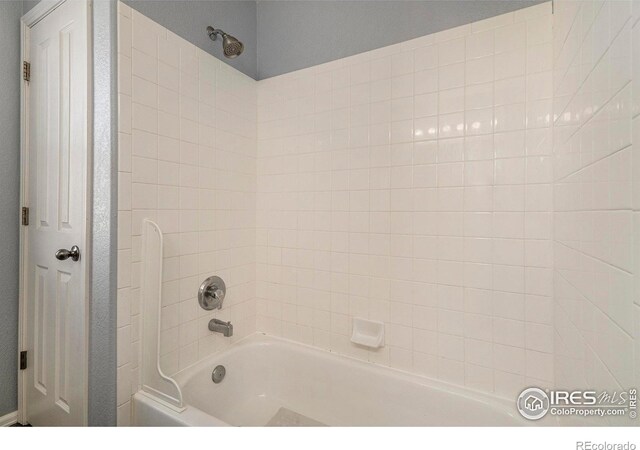 bathroom featuring tiled shower / bath