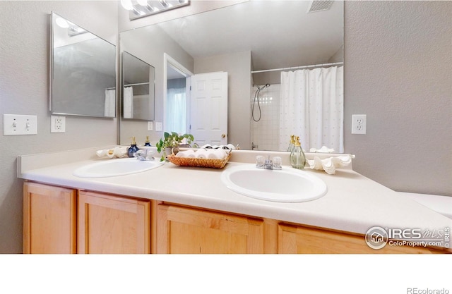 bathroom featuring a shower with curtain and vanity