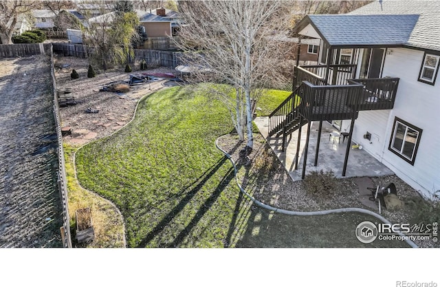 view of yard featuring a patio area