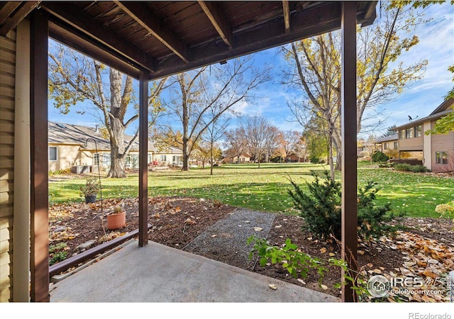 view of yard featuring a patio