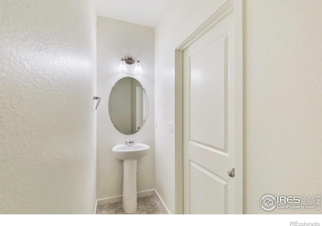 bathroom featuring sink