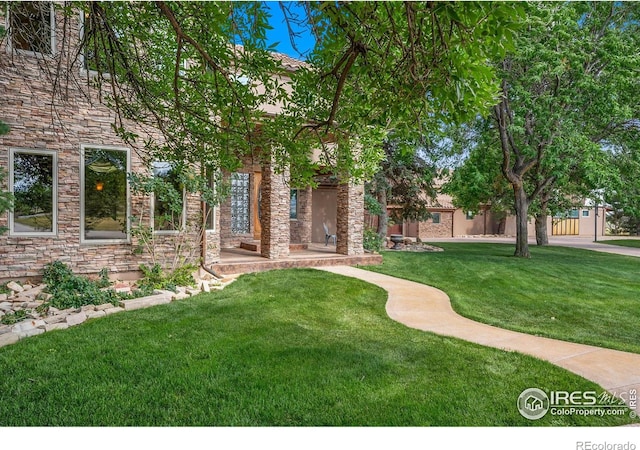 view of front of house featuring a front lawn