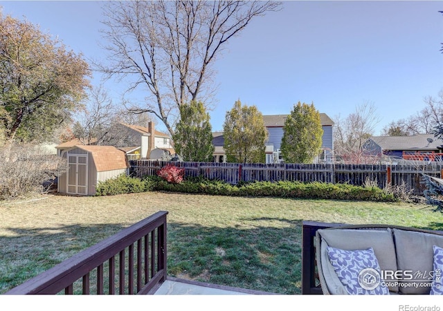 view of yard featuring a shed