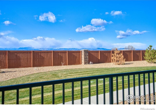 view of yard with a mountain view