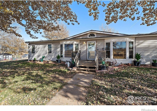 ranch-style house featuring a front yard