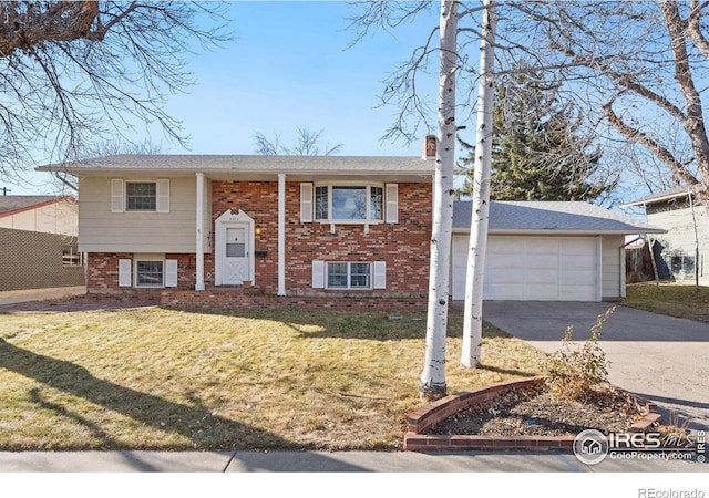 split foyer home with a front yard