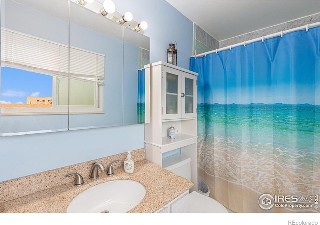 full bath with toilet, a shower with curtain, and vanity