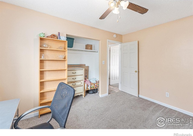 office area with carpet, ceiling fan, a textured ceiling, and baseboards