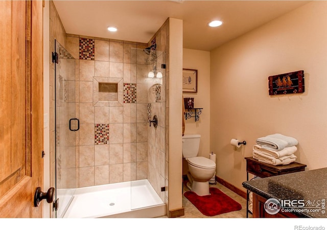 580 Saddle Notch Rd, Loveland, CO 80537 - full bathroom featuring toilet, a stall shower, recessed lighting, and baseboards