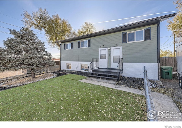 bi-level home featuring a front lawn