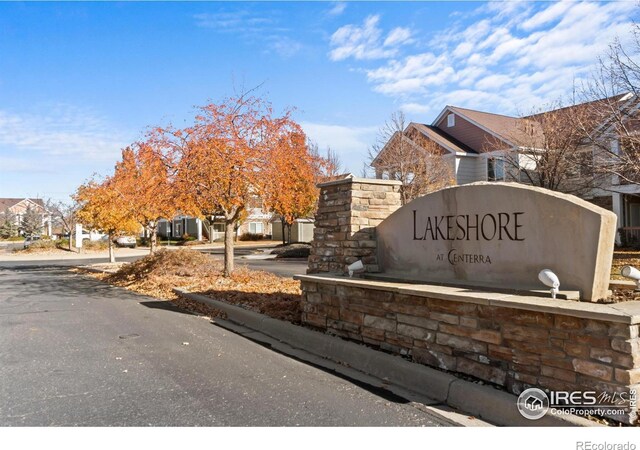 community / neighborhood sign with a residential view