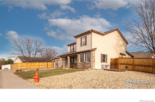 view of front of house featuring a front yard