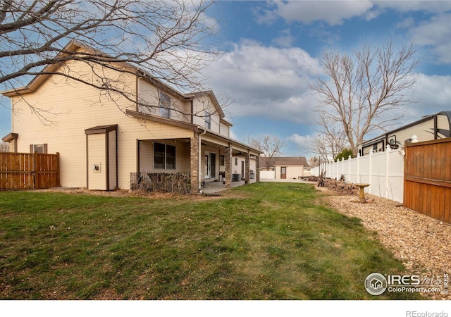 view of yard featuring a patio area