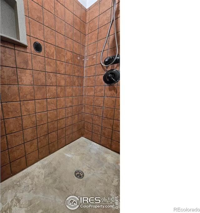 bathroom featuring a tile shower