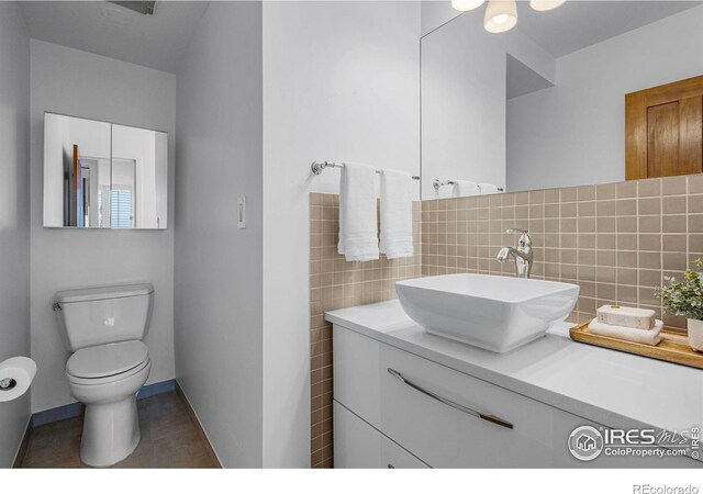 1850 Folsom St Unit 611, Boulder, CO 80302 - bathroom featuring backsplash, vanity, toilet, tile patterned flooring, and baseboards