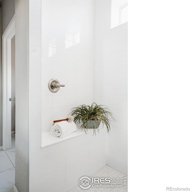 full bathroom featuring a tile shower