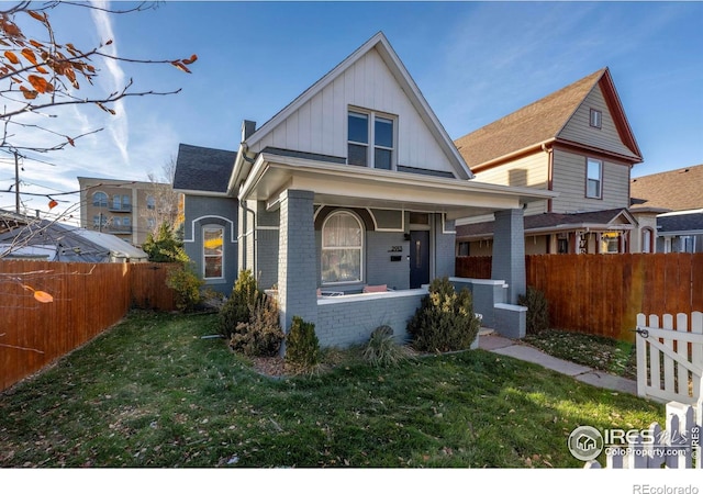 view of front of property featuring a porch and a front yard