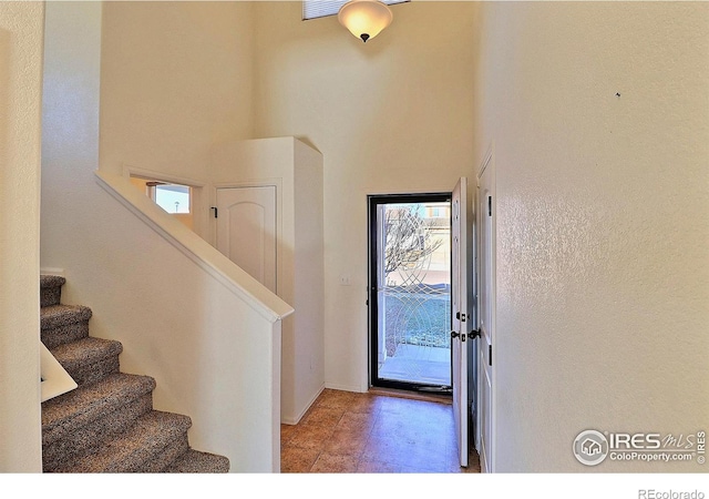 foyer featuring a high ceiling