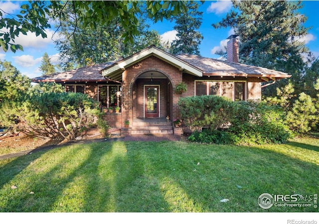 view of front of property featuring a front yard