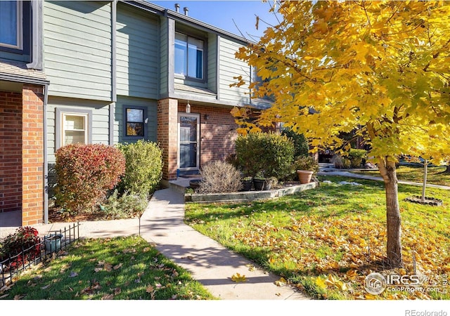 view of front of property featuring a front yard