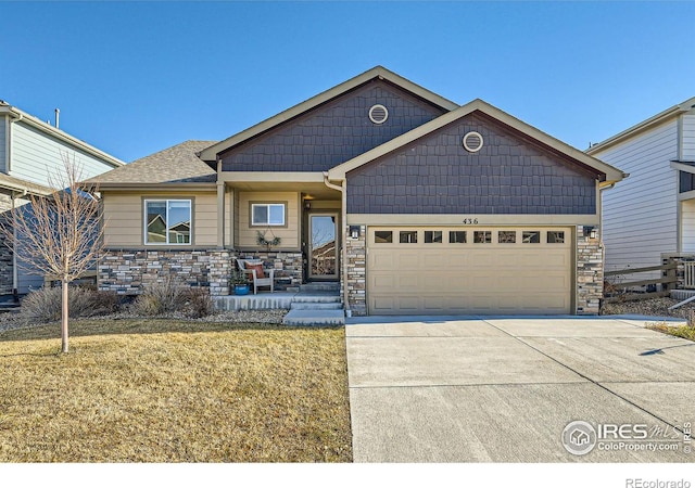 craftsman house featuring a garage and a front lawn