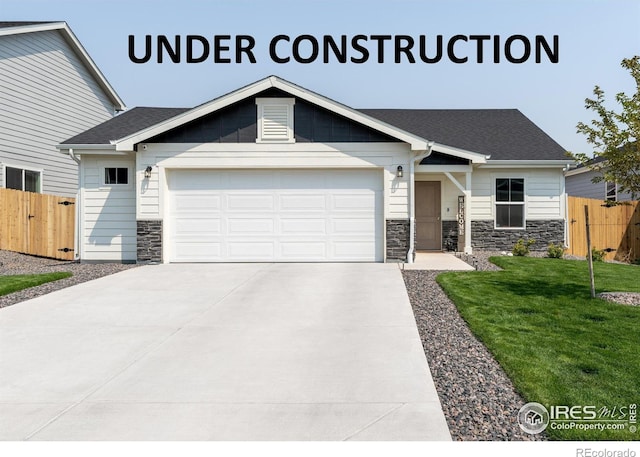 craftsman house featuring a garage and a front lawn