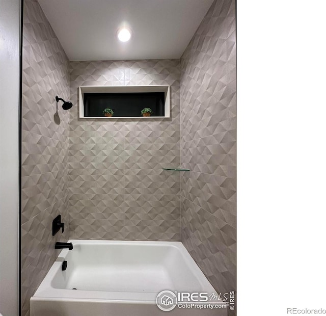 bathroom with tiled shower / bath