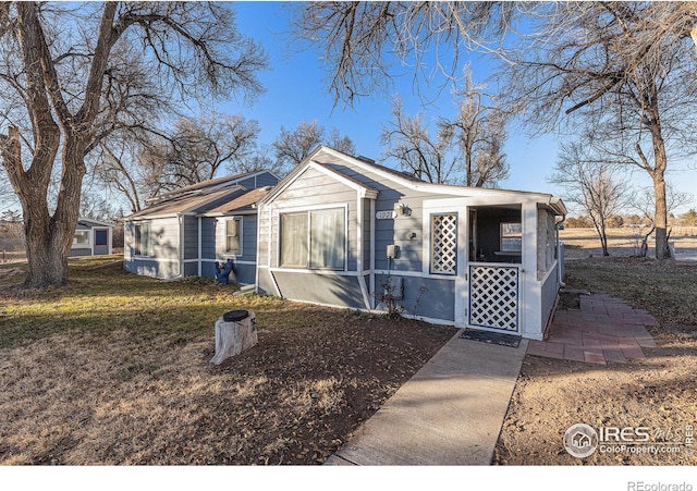 view of front of house featuring a front yard