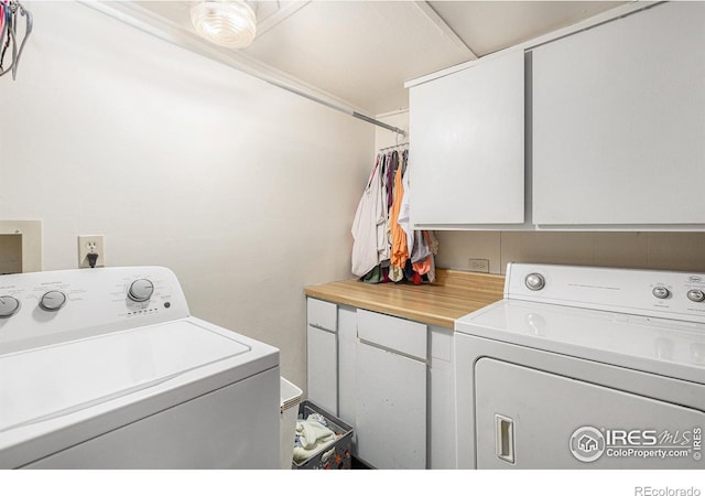 laundry room featuring cabinets and independent washer and dryer