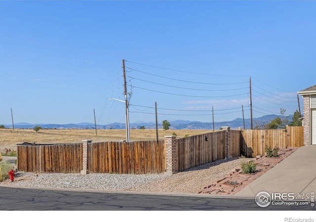 view of yard featuring a mountain view