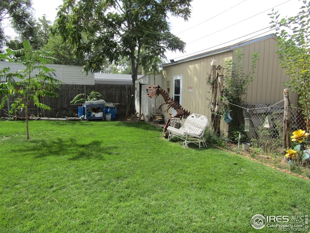 view of yard featuring an outbuilding