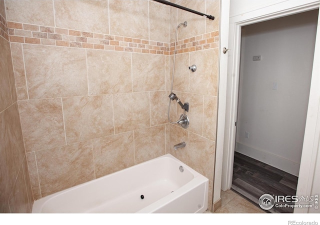 bathroom with tiled shower / bath